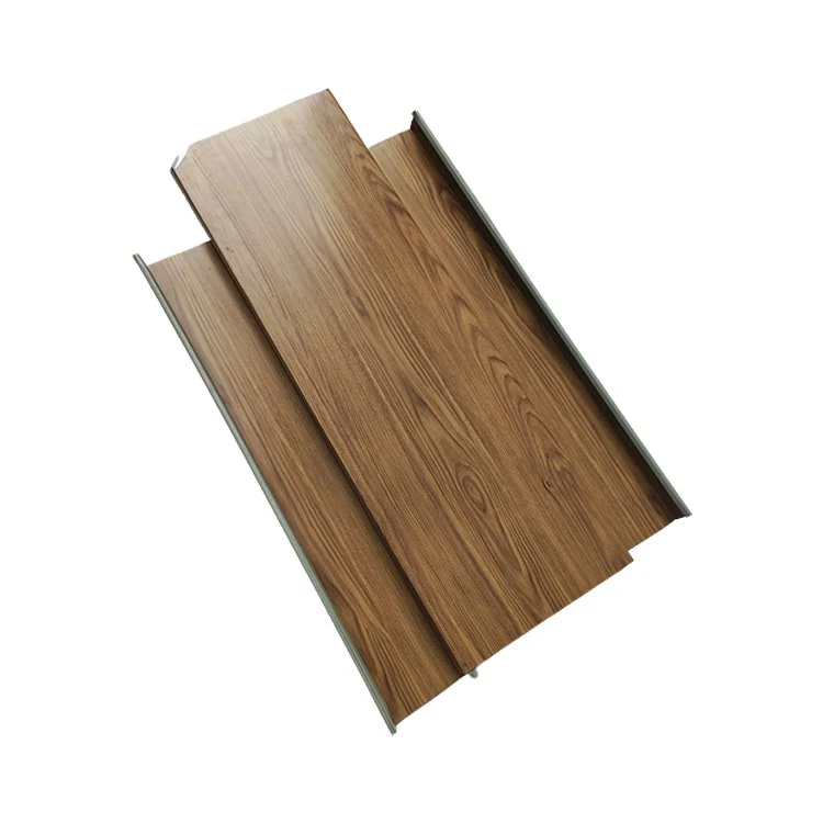 Dachpaneele aus Metall mit Holzmaserung